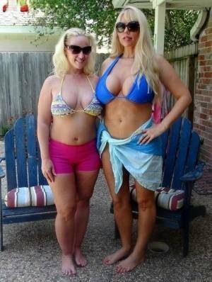 Blonde chicks Karen Fisher and Dee Siren loose their big tits from bikini tops on dochick.com