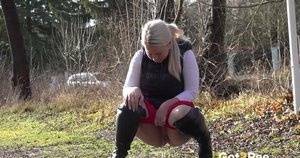 Licky Lex squats and pees for a very long time on dochick.com