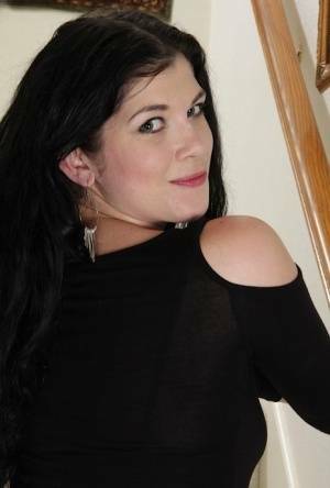 Fascinating milf with gorgeous titties Veronica Stewart enjoys posing on dochick.com