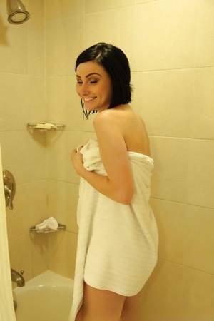 Stunning babe Veruca James exposing her fuckable body in the bath on dochick.com