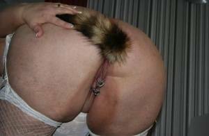 Fat UK woman Lexie Cummings shows her pierced cunt while sporting a butt plug - Britain on dochick.com