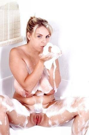 Plump Euro babe Kelly Kay soaps up huge pornstar juggs in bathtub on dochick.com