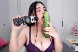 ASMR Wan Cucumber Licking Video Leaked on dochick.com