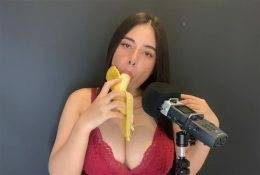 ASMR Wan Sucking a Banana Video Leaked on dochick.com
