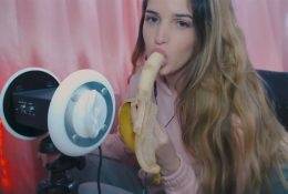 Luz ASMR Eating A Banana Video on dochick.com