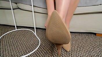 Tinsleyteaser angry boss bitch makes you worship her perfect feet so that you can make up for you... on dochick.com