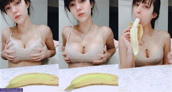 CinCinBear Nude Banana Blowjob Video on dochick.com