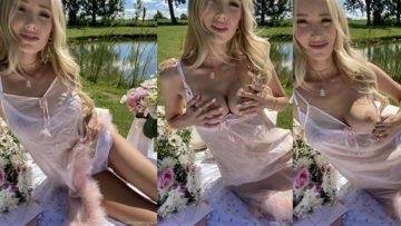 GwenGwiz Leaked Nude Picnic Photos on dochick.com