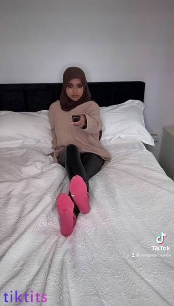 An arab girl participates in nude Tik Tok porn trends and shines her naked breasts and pussy on camera on dochick.com