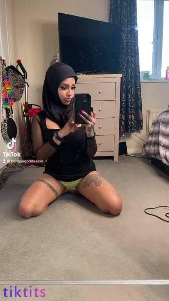 Naughty Muslim woman 18+ gets naked in front of the mirror and jumps on a fat dildo for tiktok porn on dochick.com