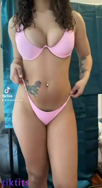 Girl in a swimsuit for TikTok sexy chic twists her tight ass on dochick.com