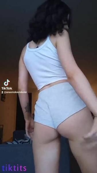 Funny booty shaking in shorts on TikTok 18+ on dochick.com