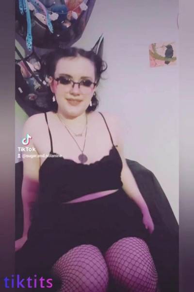 A heavily painted fat chick leaked a selection of TikTok Porn videos with her starring role on dochick.com