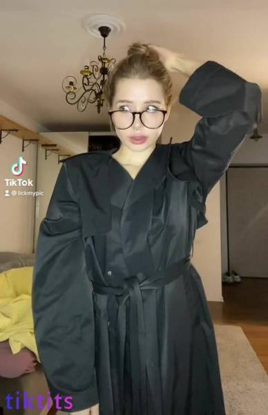 An aspiring blogger pulls down her robe to retro TikTok tracks on dochick.com