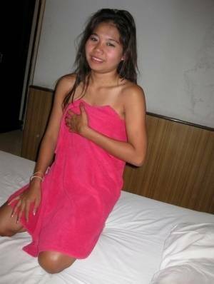 Petite Thai girl washes up her shaved pussy after bareback sex with a tourist - Thailand on dochick.com