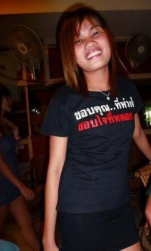 Petite Thai bargirl Tan taking POV cumshot on trimmed vagina - Thailand on dochick.com