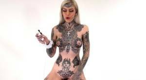 Tattoo enthusiast Amber Luke rides a multispeed sex machine on dochick.com