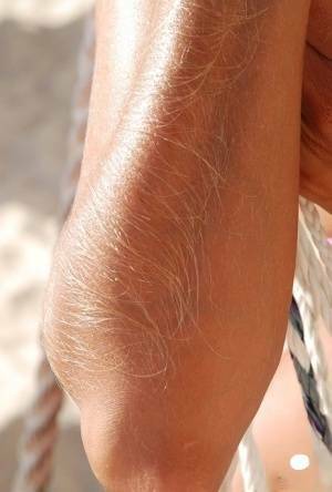 Amateur model Lori Anderson shows her hairy arms in a bikini and sunglasses on dochick.com
