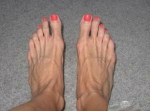Sexy pornstar Erica Lauren flaunts painted sexy toes in sandals & bare on dochick.com