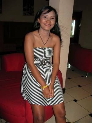 Thai cutie Pla offers up her bald pussy to a visiting sex tourist - Thailand on dochick.com