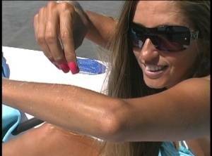 Amateur model Lori Anderson exhibits her hairy forearms in sunglasses on dochick.com
