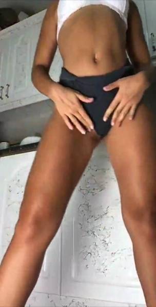 Paola Skye kitchen booty spreading & twerking snapchat premium xxx porn videos on dochick.com