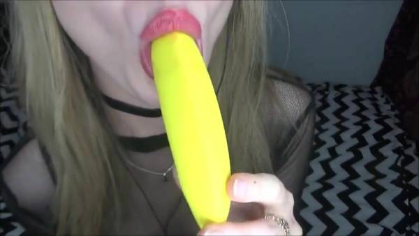 PEAS AND PIES SUCKING BANANA SENSUAL EXCLUSIVE VIDEO on dochick.com