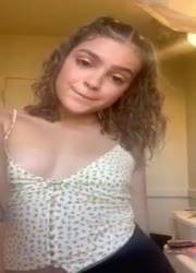 Very teasing girl with nice cleavage on dochick.com