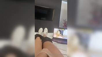 Giaislovely Quick little fap while watching porn in my hotel room xxx onlyfans porn on dochick.com