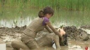 Two women have a romantic time in mud Thothub on dochick.com