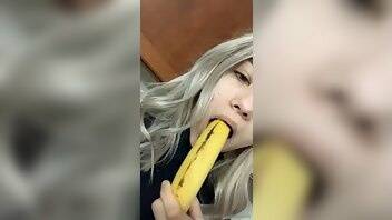 Alyssa Scott Onlyfans Banana Sucking and Boobies Squeezing XXX Videos Leaked on dochick.com