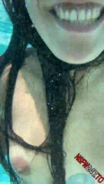 ForestBonnie Stripping underwater Onlyfans Video Leaked 2021/08/04 on dochick.com