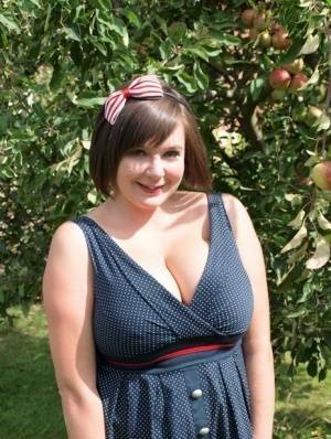 Fat amateur Roxy shows her bare legs in a short dress in the backyard on dochick.com