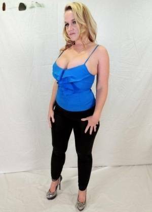 Middle-aged blonde Dee Siren displays her ample cleavage in tight pants on dochick.com