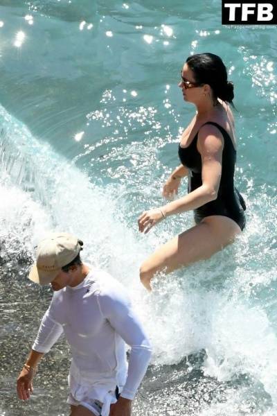 Katy Perry & Orlando Bloom Enjoy Their Summer Vacation on Positano on dochick.com
