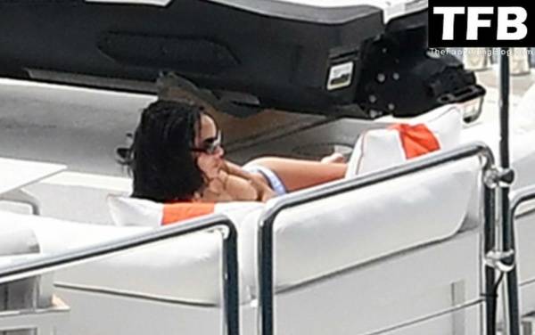 Zoe Kravitz Goes Topless While Enjoying a Summer Holiday on a Luxury Yacht in Positano on dochick.com