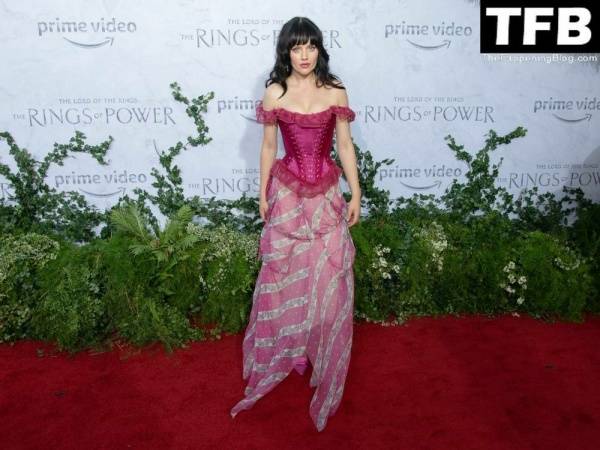 Markella Kavenagh Flaunts Her Cleavage at the Premiere of 1CThe Lord of the Rings: The Rings of Power 1D in LA on dochick.com
