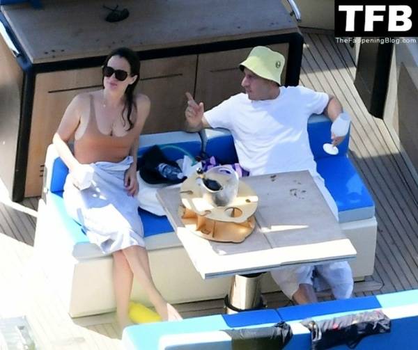 Elizabeth Reaser Has a Great Time with Bruce Gilbert While on Holiday in Positano on dochick.com
