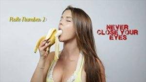 AMANDA CERNY EATING A BANANA on dochick.com