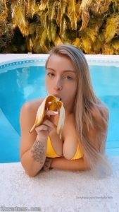 TheRealBrittFit Onlyfans Nude Teen Love Bananas on dochick.com