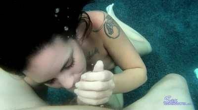 Shawna Hill giving blowjob underwater on dochick.com