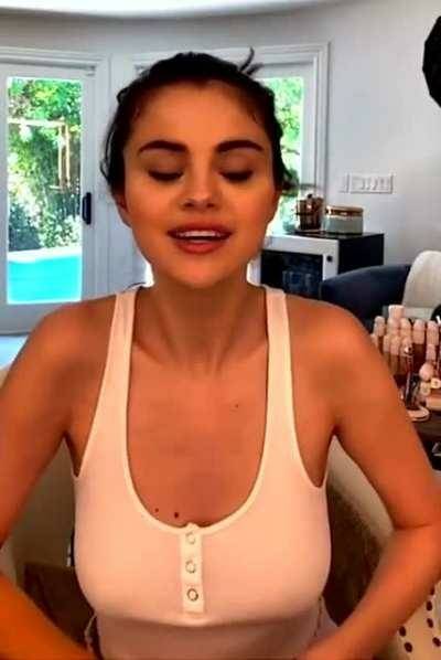 Selena Gomez on dochick.com