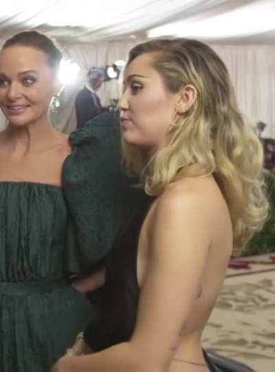 Miley Cyrus showing her sexy back on dochick.com