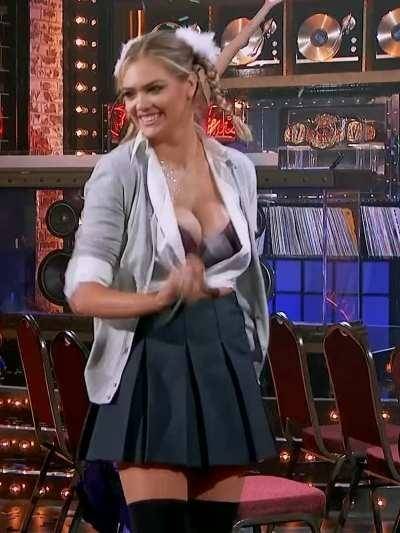 Kate Upton and her bouncy tits flashing her ass live on TV on dochick.com