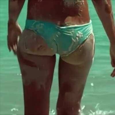 Jessica Alba's ass on dochick.com