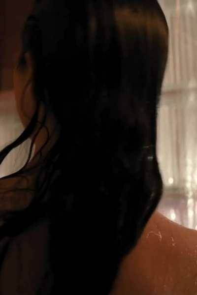 Selena Gomez - showering topless (nipples hidden) in new show on dochick.com