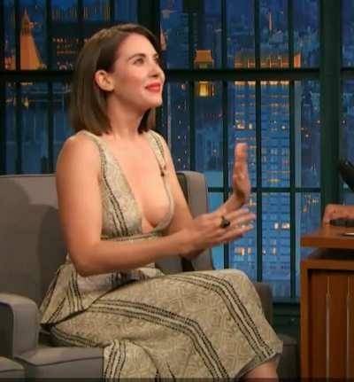 Alison Brie showing off the side on dochick.com