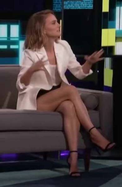 Natalie Portman and her incredible legs on dochick.com