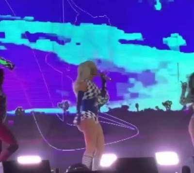 The only reason to attend an Iggy Azalea concert is for the ass on dochick.com