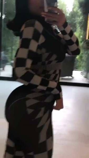 Kylie Jenner's body is crazy on dochick.com